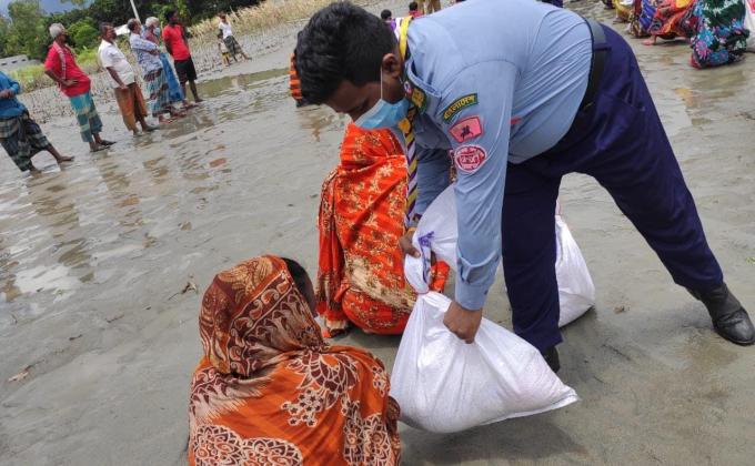বন্যার্তদের ত্রাণ বিতরণ কার্যক্রমে ২০২০