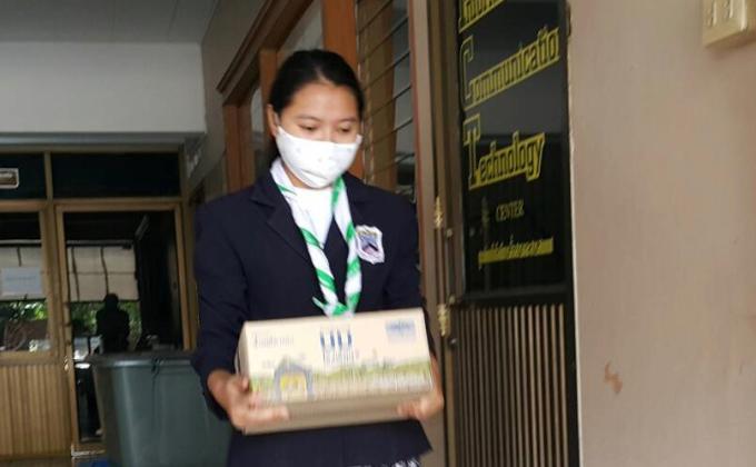 จิตอาสาช่วยยกนมโรงเรียนให้ผู้ปกครอง