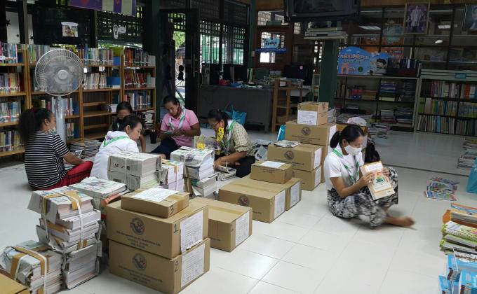 จิตอาสาช่วยคัดแยก และจัดหนังสือให้นักเรียน