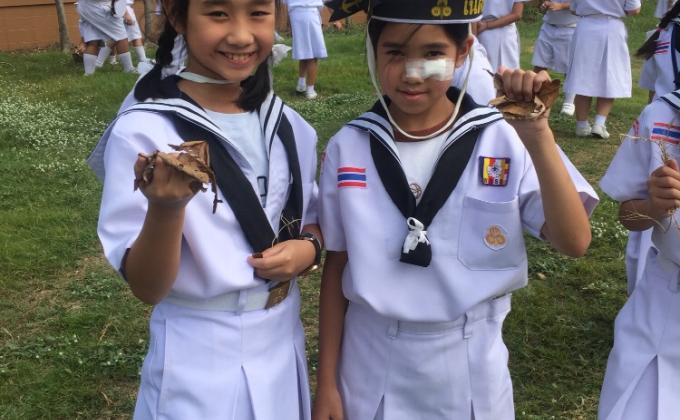 จิตอาสาเก็บขยะรอบโรงเรียน