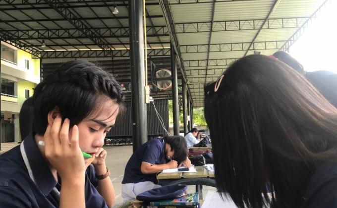 สอนการบ้านเพื่อน