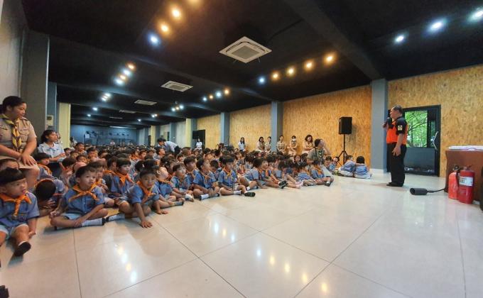 จิตอาสาถ่ายภาพการอบรมซ้อมหนีไฟของลูกเสือบีเวอร์