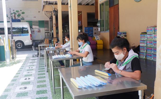 จิตอาสาทำหน้ากากให้กับทีมแพทย์