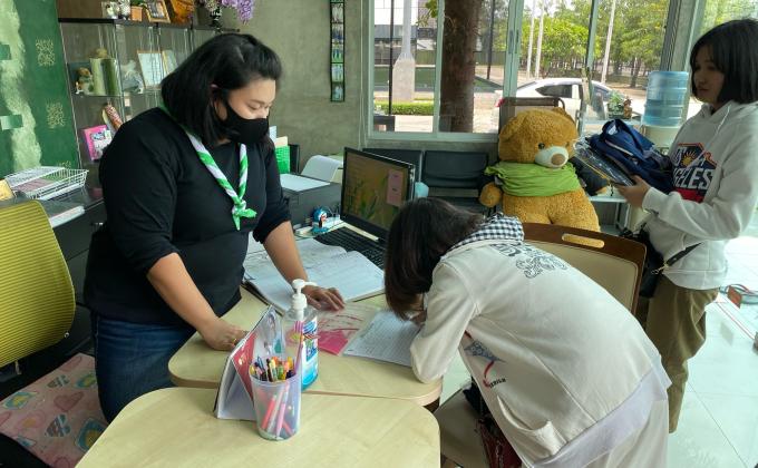 นักเรียนมารับชุดนักเรียน