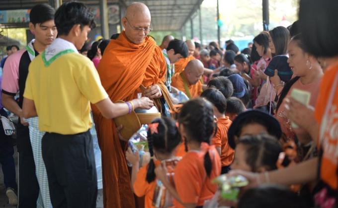 ทำบุญตักบาตรข้าวสารอาหารแห้ง