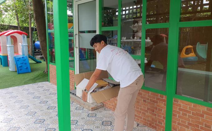 จิตอาสาเก็บของและจัดสถานที่