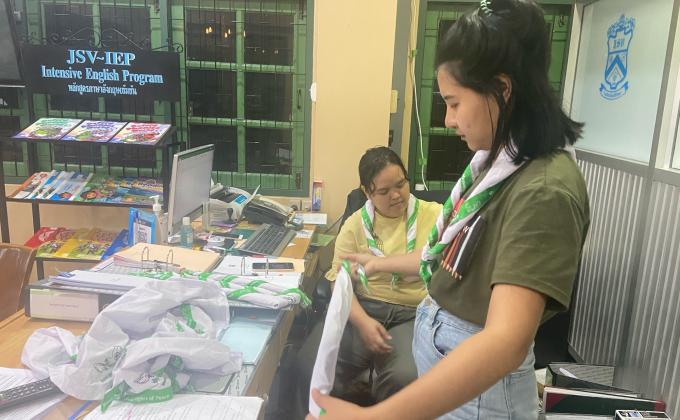 จิตอาสาเตรียมผ้าผูกคอให้ลูกเสือผู้นำสันติภาพ