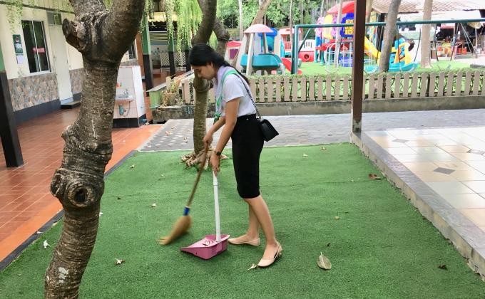 บำเพ็ญประโยชน์ กวาดเศษใบไม้