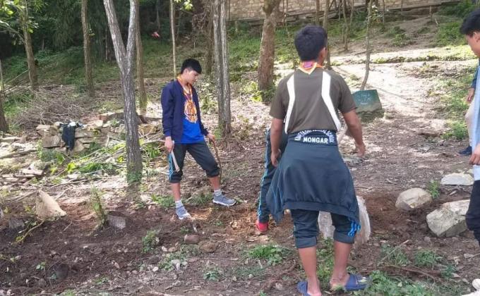 Making scouting den 