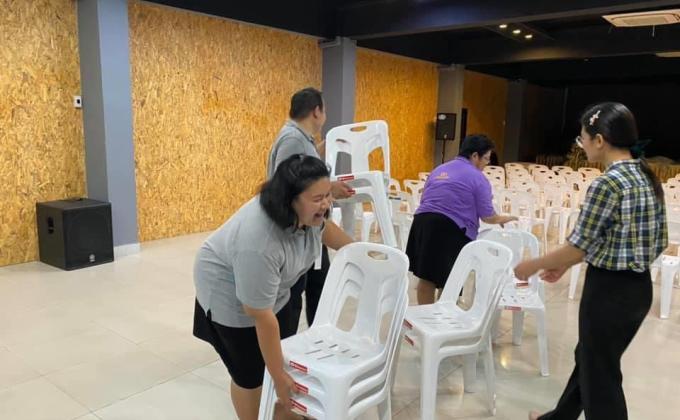 จิตอาสา จัด-เก็บ เก้าอี้ จัดสถานที่ห้องประชุมสำหรับการจัดงาน