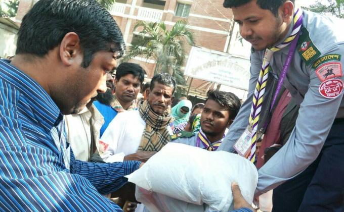 ত্রাণ বিতরণ