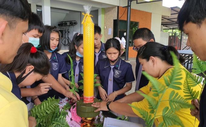 กิจกรรมตกแต่งต้นเทียนเนื่องในวันเข้าพรรษา