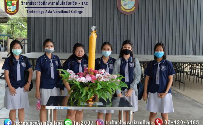 ร่วมกันประดับเทียนพรรษาในเทศกาลวันเข้าพรรษา