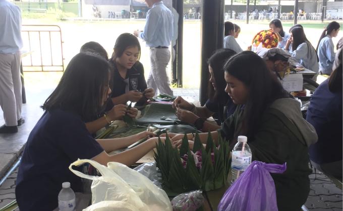 ทำกระทงเนื่องในประเพณีวันลอยกระทง