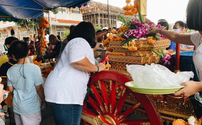 การทำบุญตักบาตรเทโว เนื่องในวันออกพรรษา