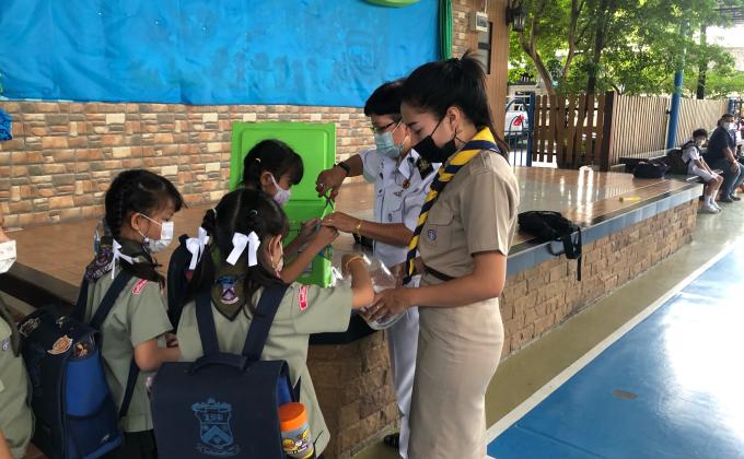 จิตอาสาแจกนม