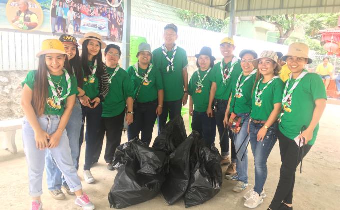 จิตอาสาเก็บขยะริดหาด