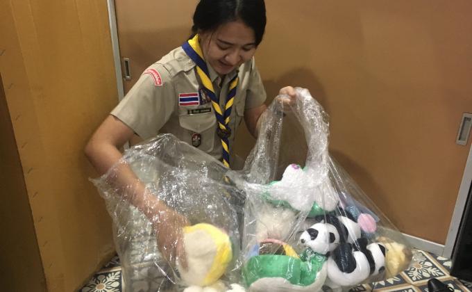 จิตอาสาห่อของขวัญวันเด็ก