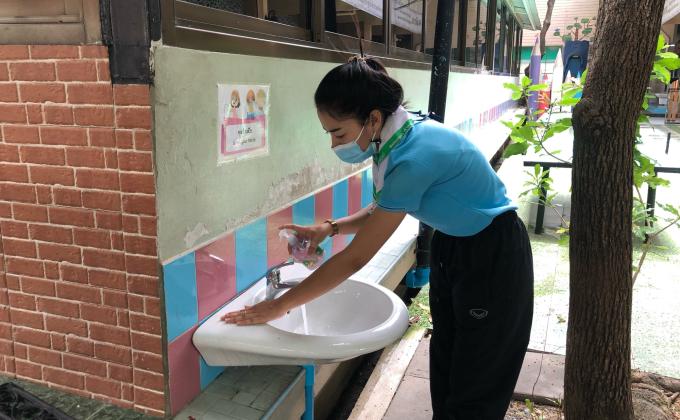 จิตอาสาทำความสะอาดอ่างล้างมือ