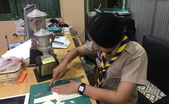 จิตอาสาทำป้ายติดโล่รางวัลนักกีฬา