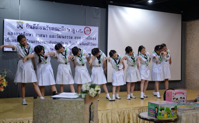 ลูกเสือทำการแสดงต้อนรับคณะศึกษาดูงาน
