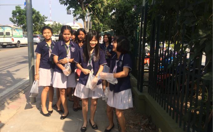 ตุมนักเรียน ช่วยกันเก็บขยะ