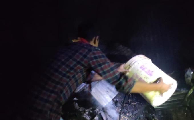 আগুন নিয়ন্ত্রণ ও উদ্ধারকাজে সহায়তা করে একাত্তর মুক্ত রোভার স্কাউট এর রোভার সদস্যরা।  