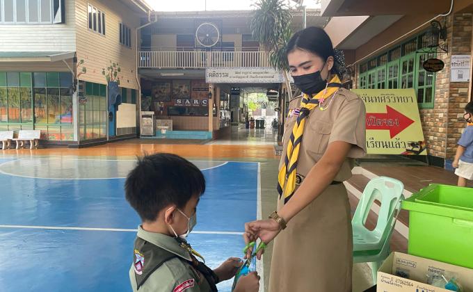 อาสาตัดนมให้นักเรัยน