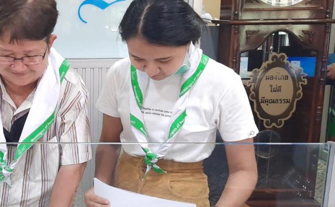 จิตอาสาจัดเอกสารให้เด็กนักเรียน