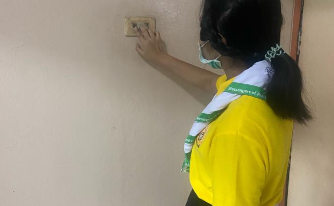 จิตอาสาช่วยปิดไฟอาคารเรียน หลังเลิกใช้งาน