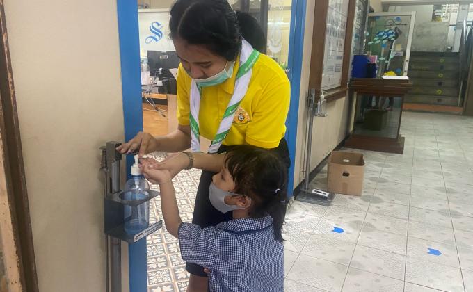 จิตอาสากดเจลล้างมือให้นักเรียนขั้นอนุบาล