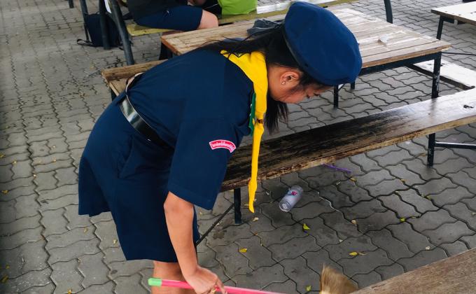 เป็นตัวแทนลูกเสือกวาดใบไม้และเก็บขยะรอบวิลัย