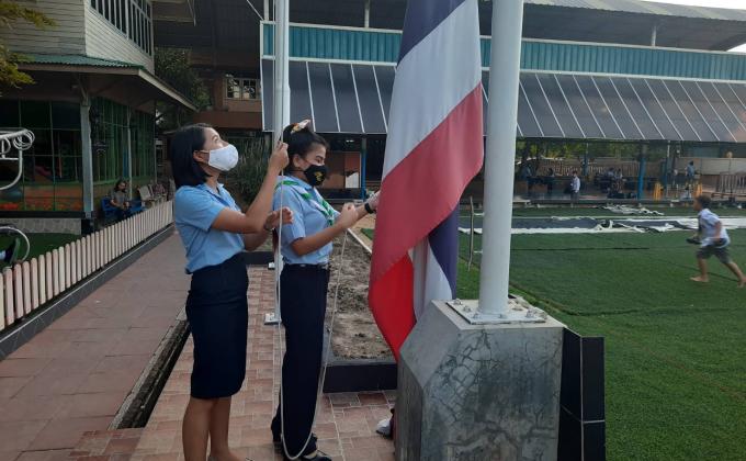 จิตอาสา เชิญธงชาติลง