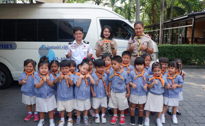 อบรมนักเรียนชั้นอนุบาลเกี่ยวกับการช่วยเหลือตัวเองบนรถ