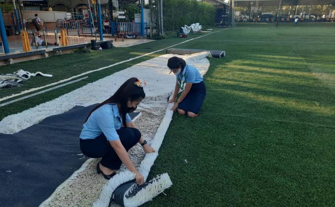 จิตอาสา ปูพื้นสนามหญ้าเทียม