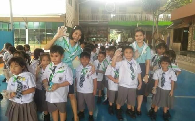 นักเรียน และ คุณครู ทำความสะอาดรอบบริเวณโรงเรียน