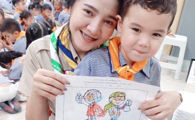 สอนนักเรียนชั้นอนุบาลระบายสี