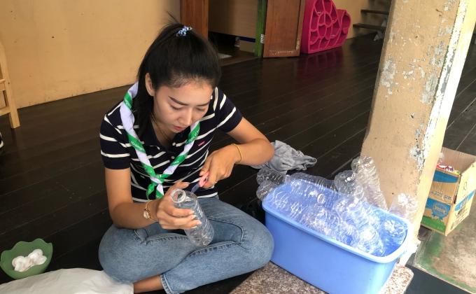 จิตอาสาตัดขวดเตรียมปลูกถั่วงอกออร์แกนิค