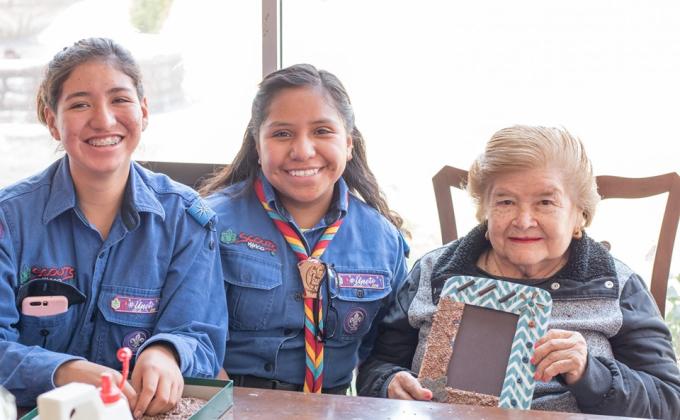 ¡Haciendo feliz a un abuelito!