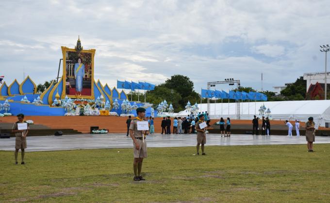 บริการประชาชนในพิธีจุดเทียนถวายพระพรชัยมงคล สมเด็จพระนางเจ้าสิริกิติ์ พระบรมราชินีนาถ พระบรมราชชนนีพันปีหลวง 