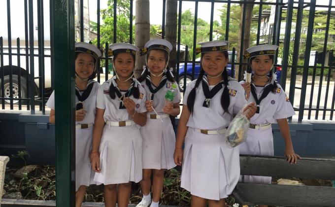 ทำความสะอาดและเก็บขยะภายในโรงเรียน