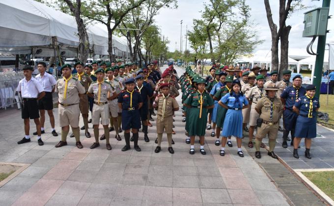 บริการประชาชนในพิธีจุดเทียนถวายพระพรชัยมงคล สมเด็จพระนางเจ้าสิริกิติ์ พระบรมราชินีนาถ พระบรมราชชนนีพันปีหลวง 