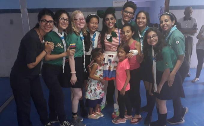 Regalando Sonrisas A Niños En Busca De Ellas