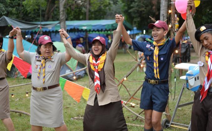 ทำกิจกรรมร่วมกับชาวต่างชาติ ในงานชุมนุมลูกเสือแห่งชาติ ครั้งที่ 21