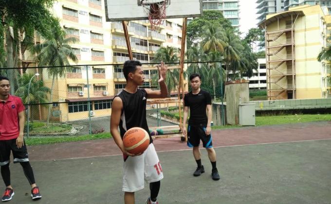 Latihan pusat bola keranjang 