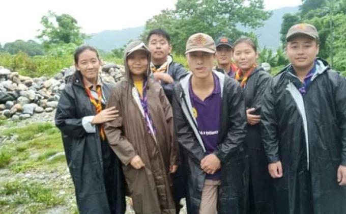 leadership scouts helping to build temporary embankment along Om chi river.