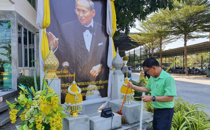 ทำความสะอาดหน้าลานพระบรมรูป