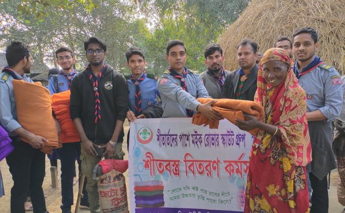 Rover scouts are beside poor peoples on this winter to minimize the sufferings of river side people.