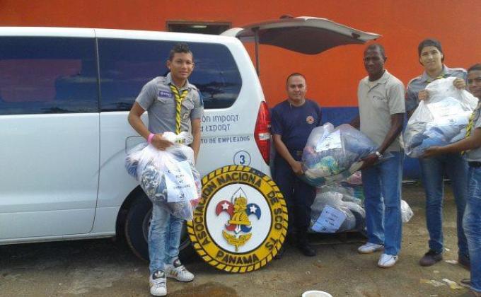 DONACIÓN DE ROPA EN COLON - DIC 2012