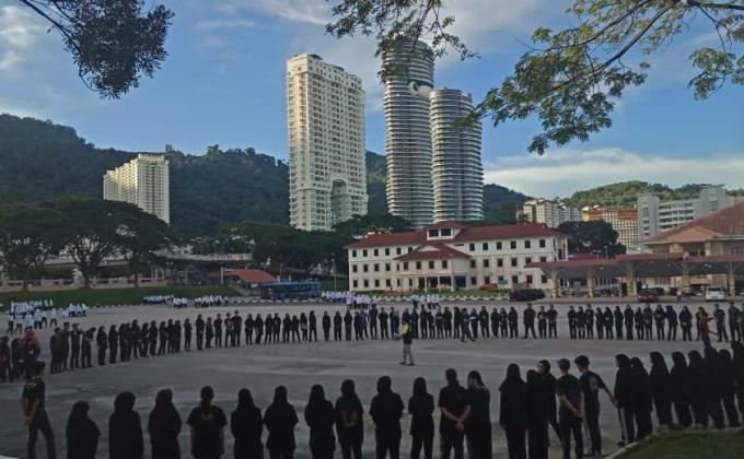 Istiadat Menaik dan Menurunkan Bendera serta Ladam Kuda